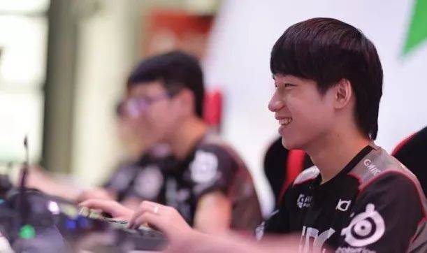 雄鹿在侧翼 雄鹿在侧翼