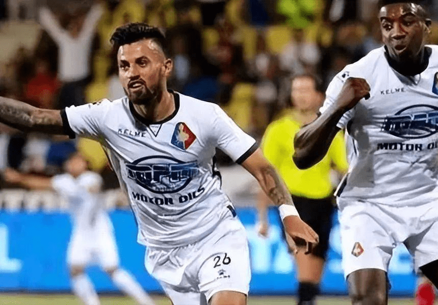 偶像情结！哈利伯顿愿送自己詹姆斯物品，众多球星崇拜他