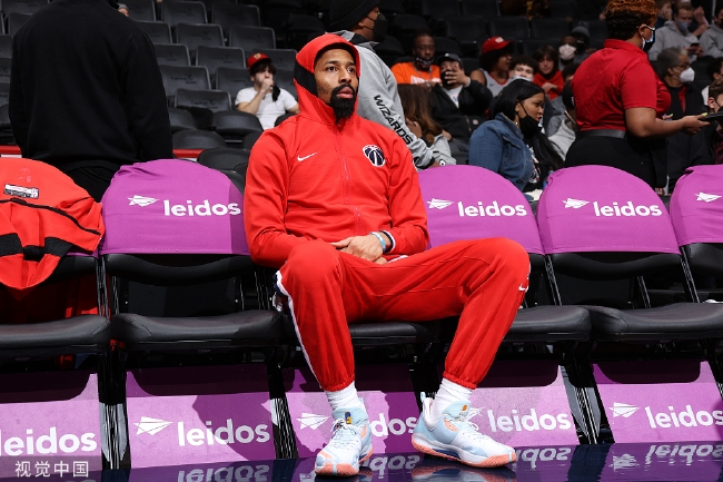 有球迷在梅西停车时给他送糖，梅西随后为其签名.